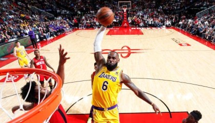 玩法-3万分+1万板+1万助 詹姆斯距离历史丰碑仅差一步