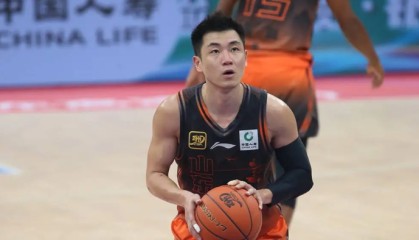 玩法-还管他叫高铁？93秒怒砍12分，高诗岩三分4连击引爆现场|三分球|山东队|山东男篮|宁波男篮|德雷克·鲍威尔_新浪体育_新浪新闻